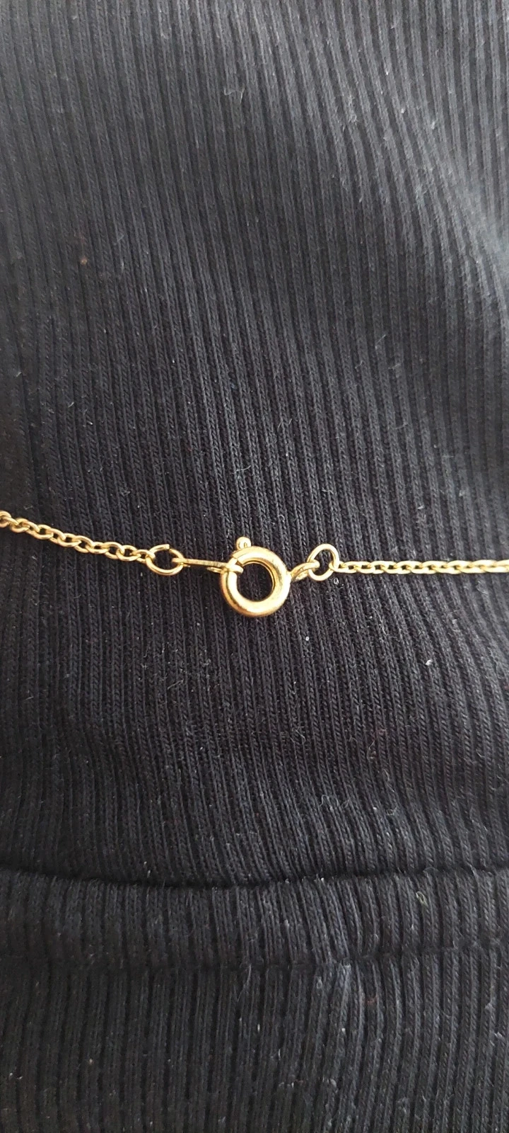 Finesse & Élégance – Collier fin style chapelet doré et petites perles blanches – photo 4
